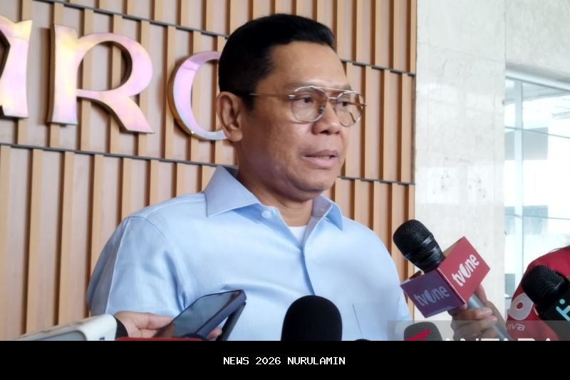 HUT ke-61 Partai Golkar, Adies Kadir Bagikan 1.000 Paket Sembako di Sidoarjo