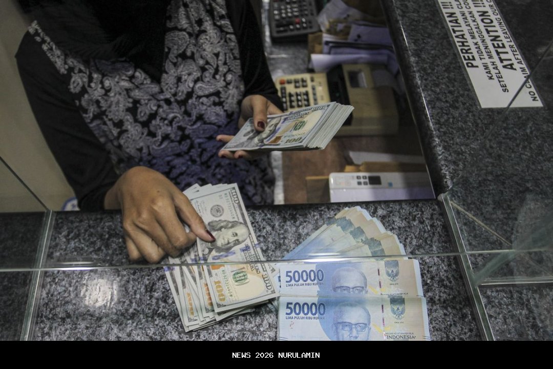 Rupiah menguat, dolar tertekan data inflasi AS