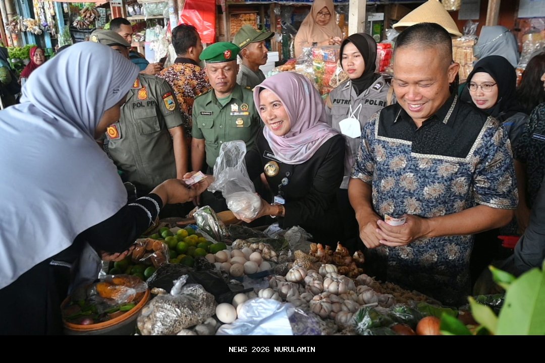 Gerakan ASN Belanja ke Pasar Tradisional Digalakkan di Kudus, Bupati Sam’ani Beri Contoh di Pasar Kaliputu
