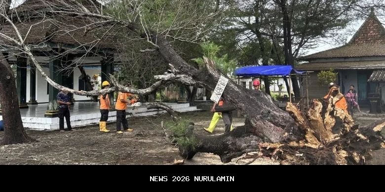 Bencana Cuaca Ekstrem Rusak Puluhan Rumah di Indramayu