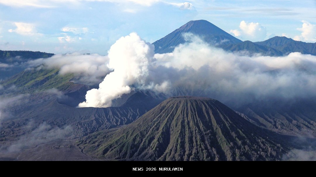 Semeru Meletus Enam Kali, Kolom Abu Mencapai 700 Meter ke Selatan