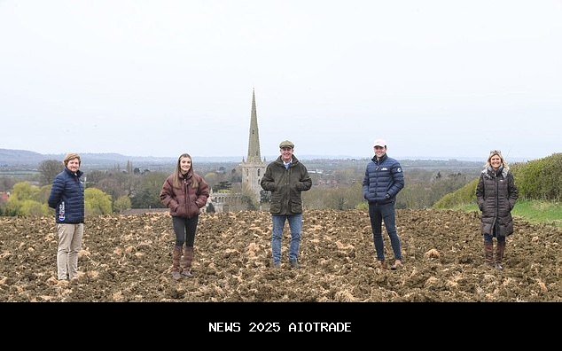 Petani mengubah lahannya menjadi tempat pemakaman dengan cara yang kreatif dan mati untuk mendapatka
