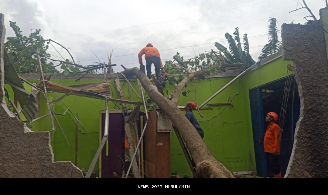 Hujan Deras dan Angin Kencang Rusak Ratusan Rumah di Bekasi