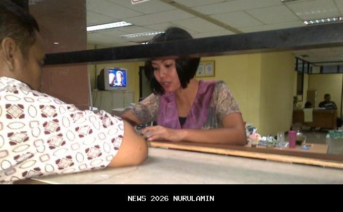 Polantas Sapa Anak di Loket BPKB, Bagikan Camilan oleh Petugas Satlantas Grobogan