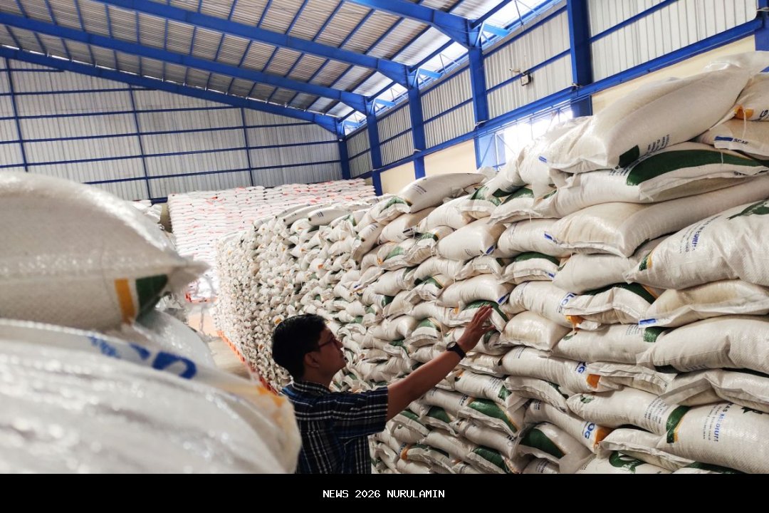 Polda Lampung Bagikan 2.930 Ton Beras SPHP kepada Masyarakat