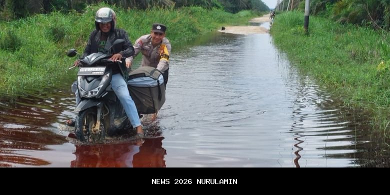 Banjir 100 Meter Genangi Jalan Kalipucang-Pangandaran, Motor Terpaksa Berhenti