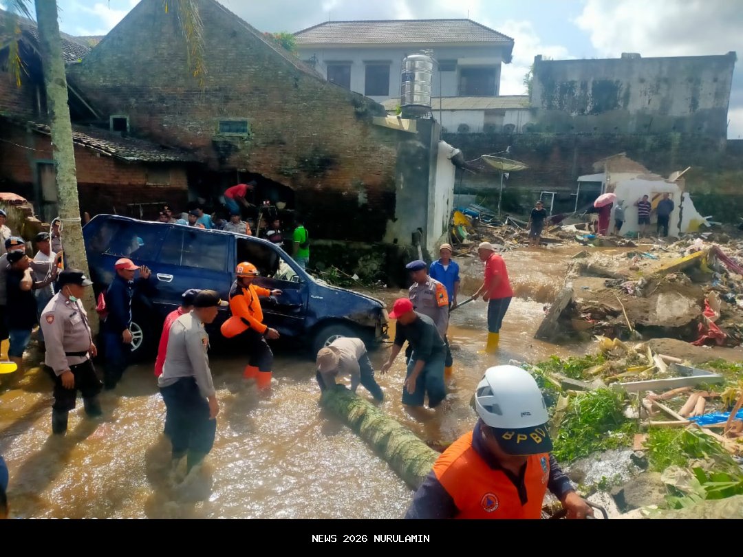 Antisipasi Banjir, Petugas Gabungan Perbaiki Saluran Air di Polewali Mandar