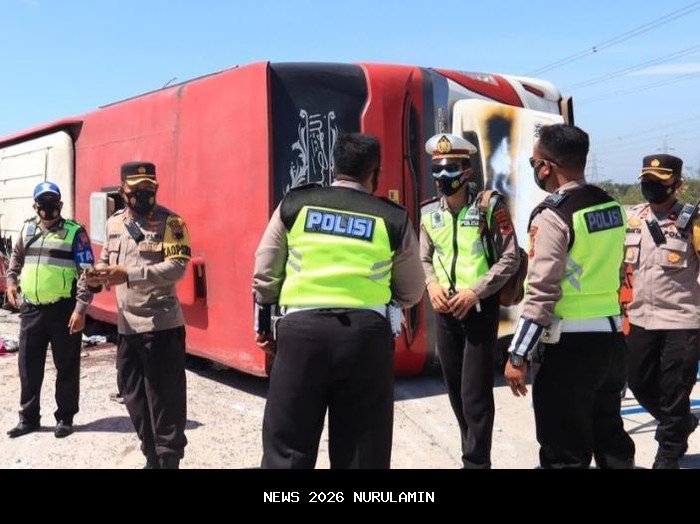 Empat Tewas 13 Terluka, Bus Wisata Terguling di Tol Pemalang