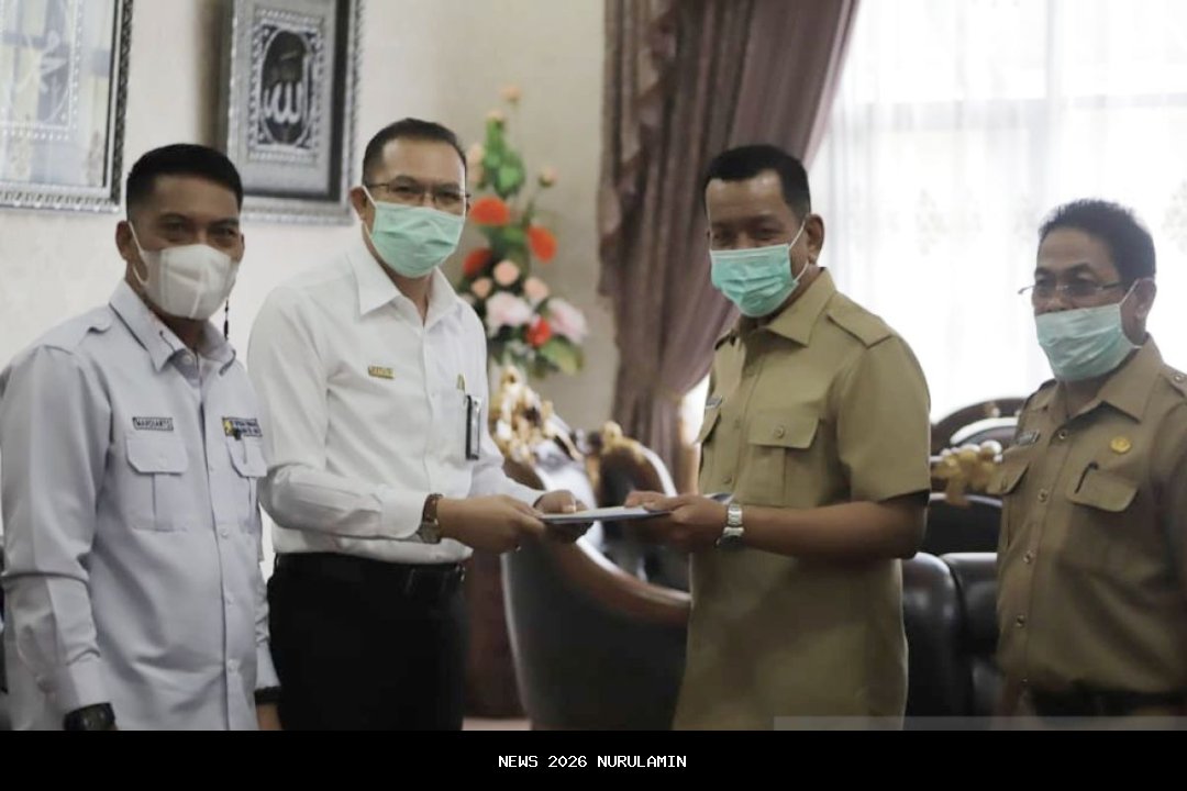 Satpolairud Polres Paser Bantu Perbaiki Rumah Warga Pesisir Pondong Baru