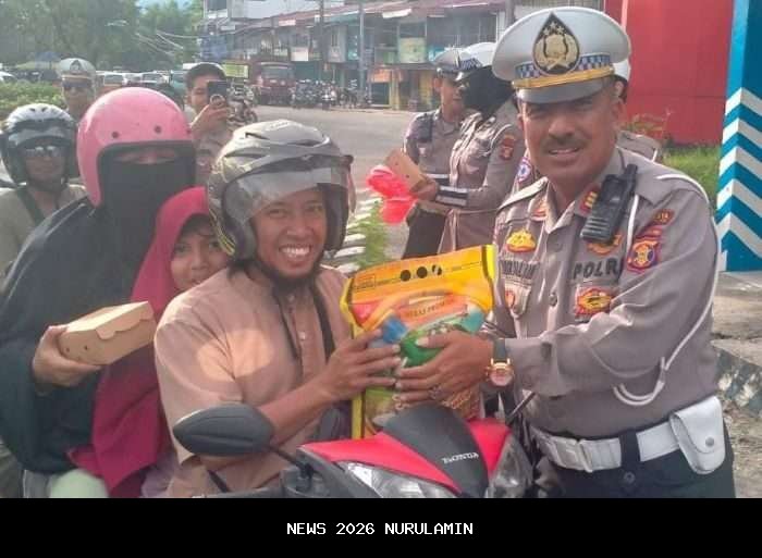 Satlantas Polresta Balikpapan dan HDCI Gelar Jumat Berkah Bagi Makanan ke Warga