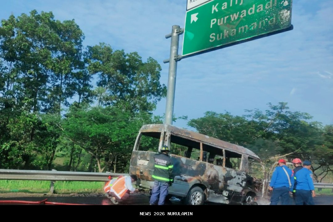 Truk Galon Bekas Terbakar di Jalan Tol Cipali Majalengka