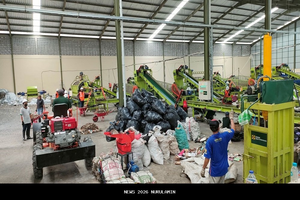 TPST Bantargebang Longsor, Truk Sampah Tertimbun, Satu Pekerja Luka