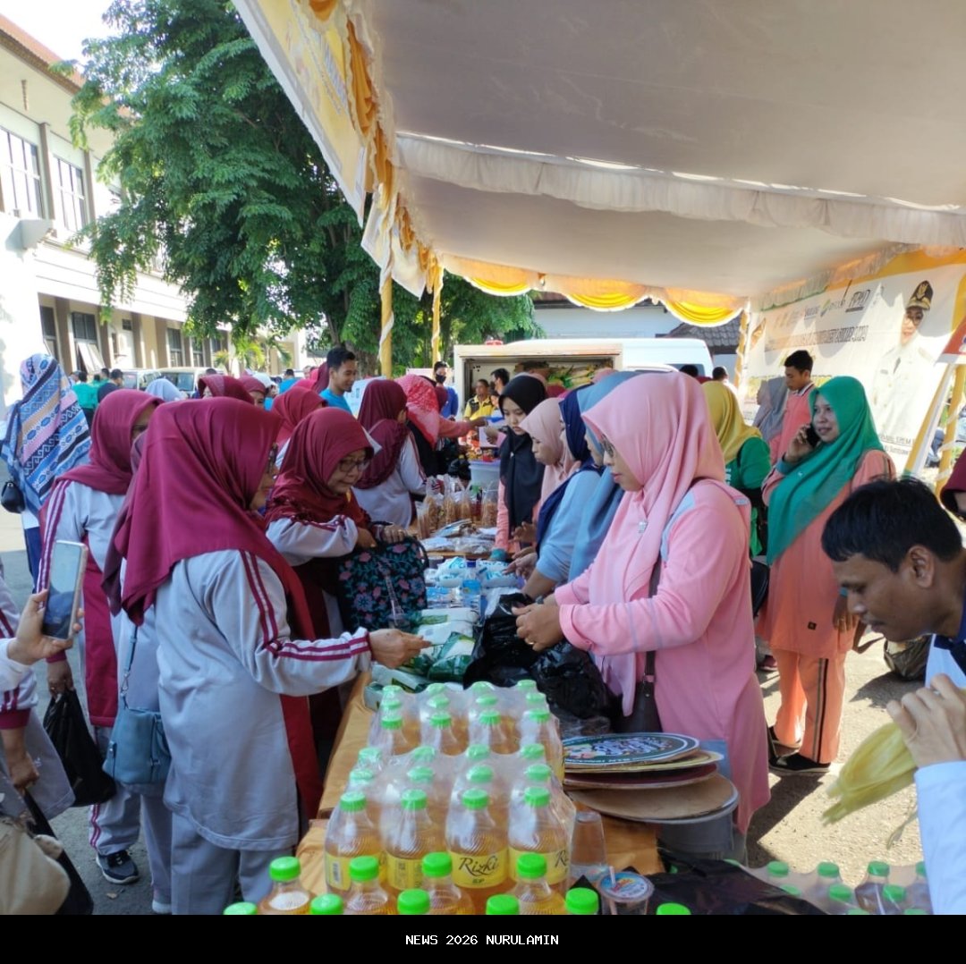 Ratusan Warga Ikuti Gerakan Pangan Murah Polsek Mukok