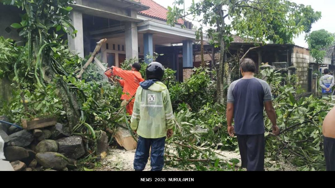 Bencana Cuaca Ekstrem Hancurkan Puluhan Rumah di Indramayu