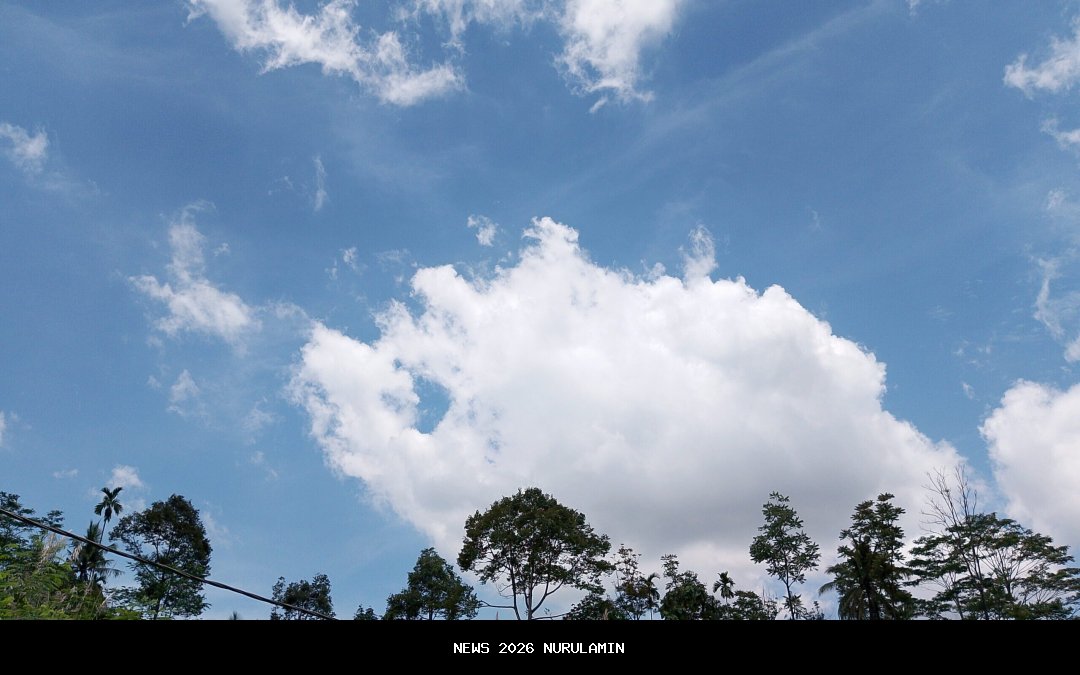Ramalan Cuaca Surabaya 27 Oktober 2025: Berawan dan Suhu Sejuk Siang Ini