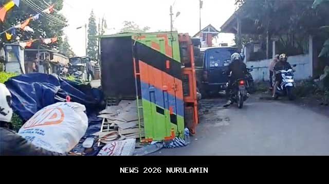 Truk Muatan Tanah Terguling di Nagrak Sukabumi