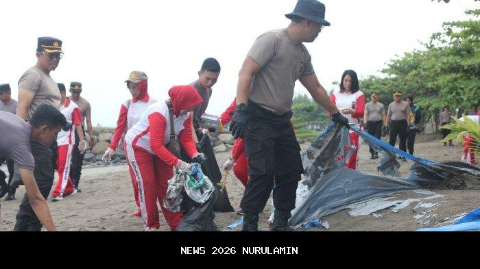 Wali Kota Padang Ikuti Bakti Sosial Bersih Pantai dengan Polda Sumbar