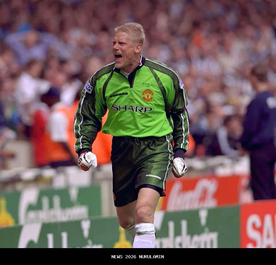 Peter Schmeichel Minta MU Kembalikan Ban Kapten ke Maguire!