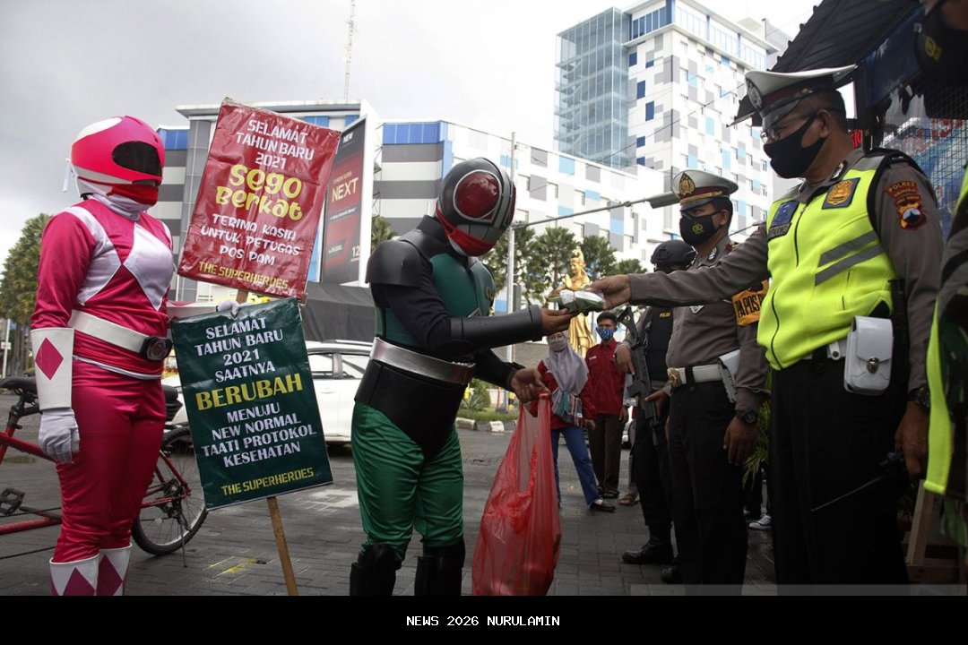 Aksi Kemanusiaan Polisi Depok Bagikan Makanan Jumat Berkah dengan Pasukan Berkuda