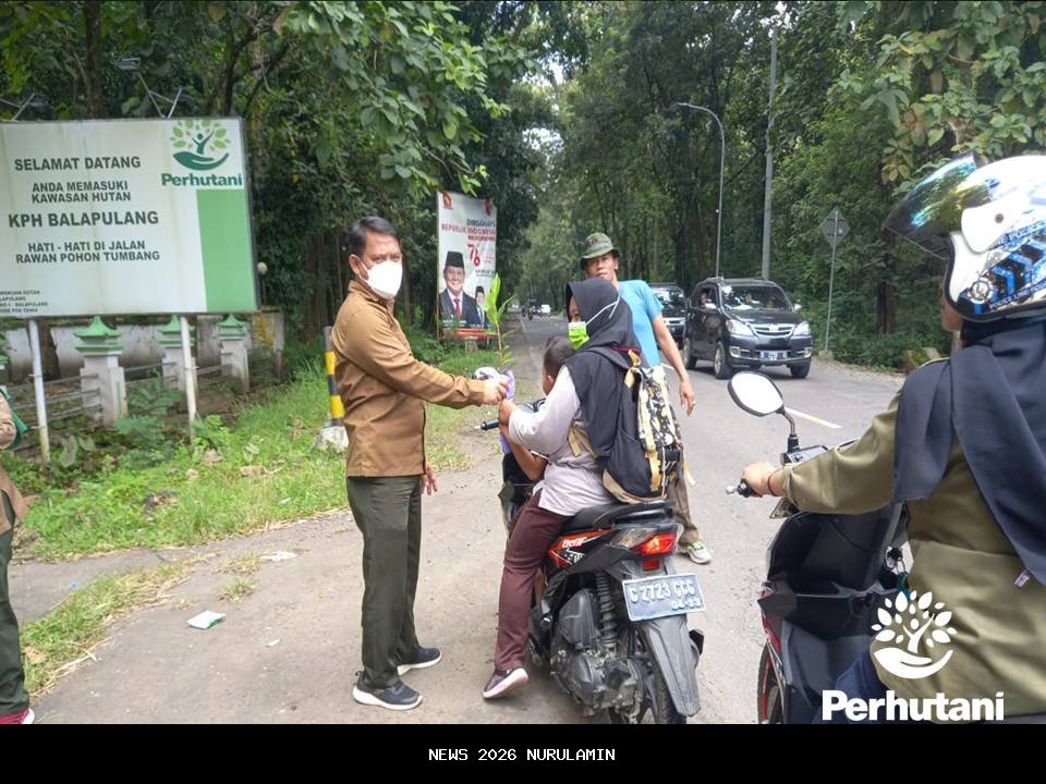 Redam Serangan Kera, Perhutani Bagikan 4.000 Bibit Buah di Temanggung