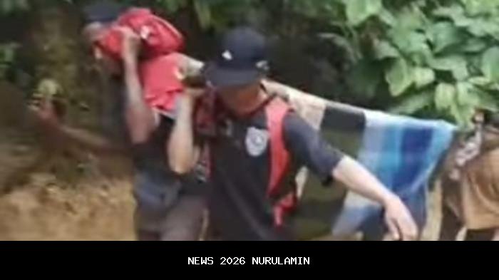 Warga Sakit di Kampar Dibawa Tandu ke Sumbar untuk Berobat