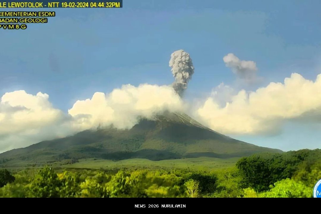 Status Siaga, Gunung Lewotolok NTT: 29 Gempa dan 50 Erupsi Hembusan