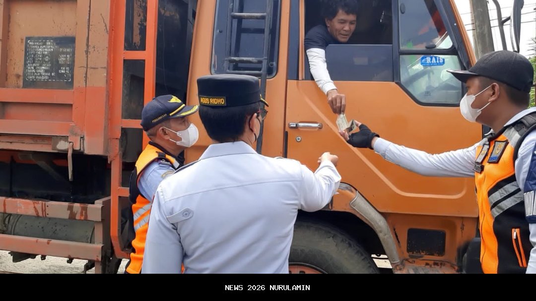Polsek Bojonegara Pantau Jam Operasional Pengemudi Truk Tambang