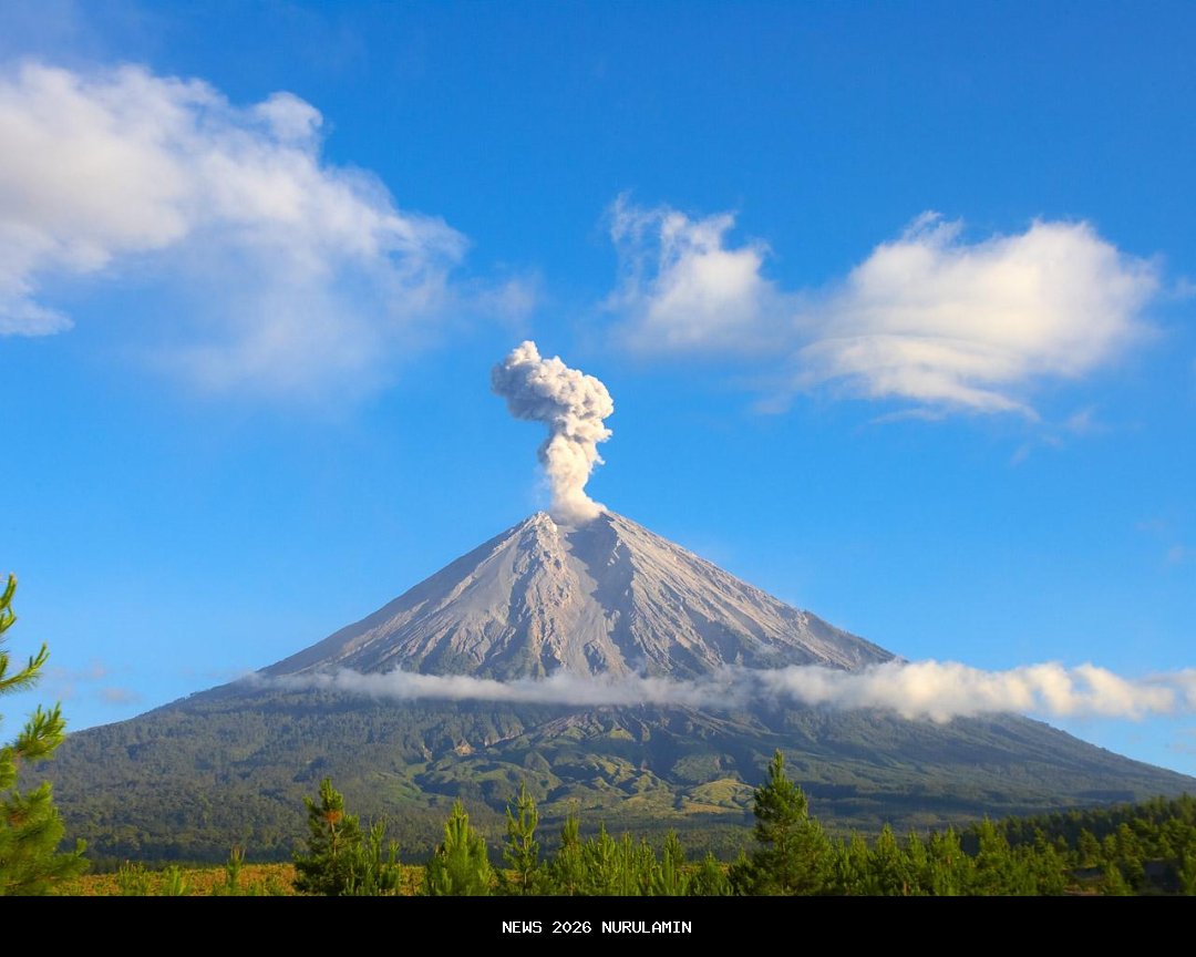 Merapi Muntahkan Awan Panas 1.700 Meter ke Kali Krasak Pagi Ini