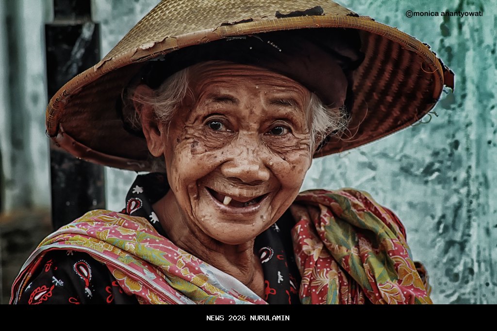 Nenek 85 Tahun di Makassar Digendong Tetangga Ambil Bantuan Beras