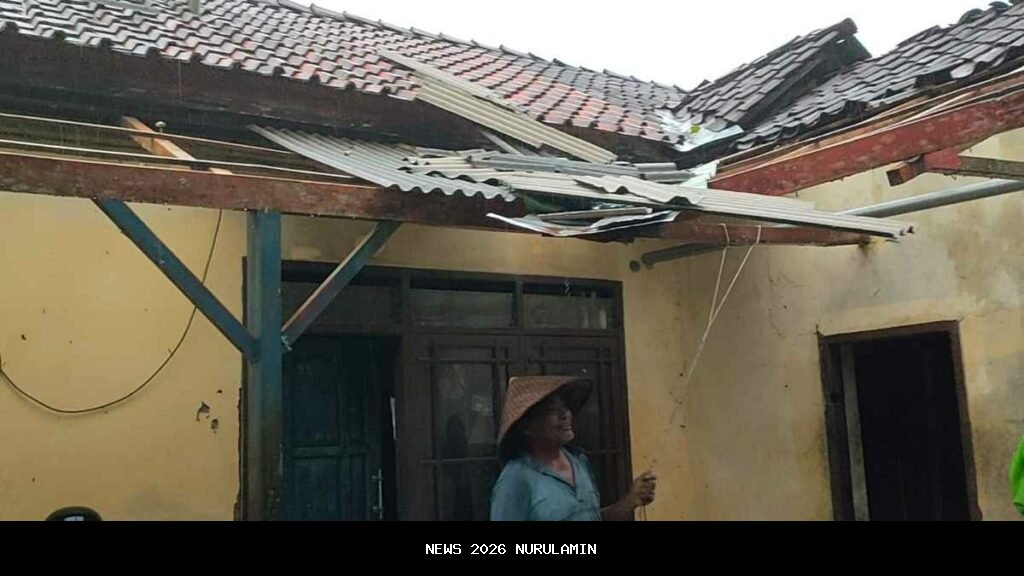 Satu Jiwa Tewas, Puluhan Rumah Rusak Akibat Angin Kencang di Kroya Indramayu