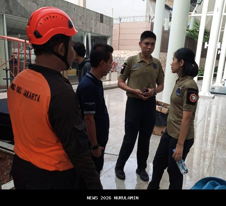 Detik-Detik Atap Lapangan Padel Meruya Roboh Akibat Hujan Deras