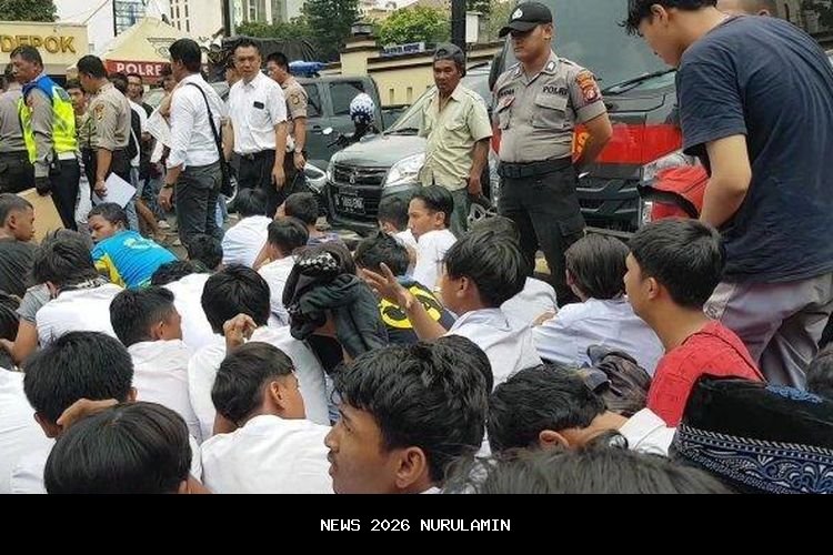 Tuntut Pembubaran DPR, Pelajar Demo di Senayan Akibat Poster Viral