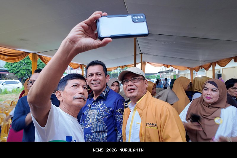 Menteri Wihaji dan Gubernur Ansar Kunjungi Warga Berikan Program Makanan Gratis