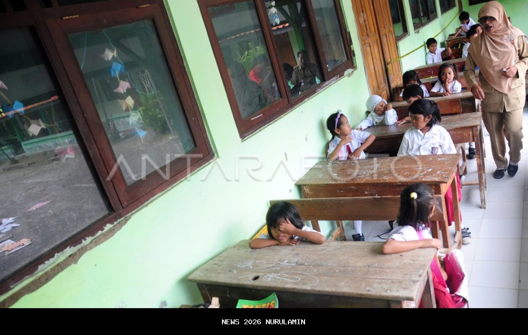Institut Pohon Kelapa Berikan Kelas Luar Ruang Bahasa Inggris kepada Siswa SD dan MTs di Tondo