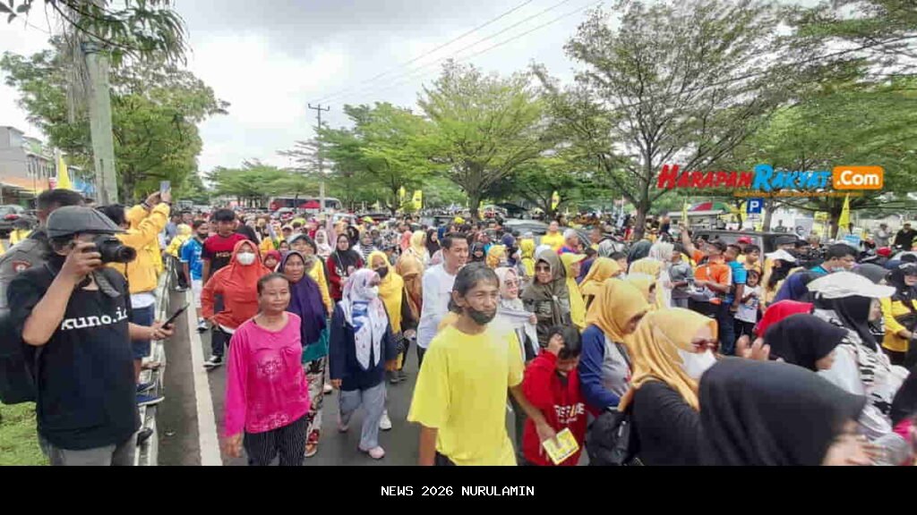 Ratusan Warga Berebut Bazar Murah HUT Golkar ke-61 di Brebes