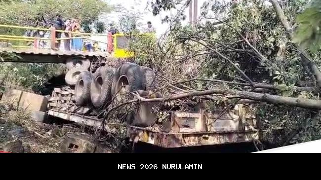 Rem Blong Truk Box Terperangkap Sungai, Sopir Tewas