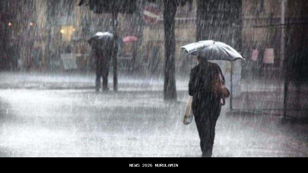 Hujan Deras Tinggalkan Genangan di Jalan Depan Masjid Al Haris