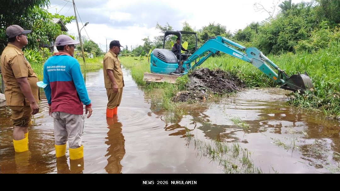 Atasi Banjir, Rico Waas Normalisasi Parit Gonggong di Sekitar Simpang Kantor