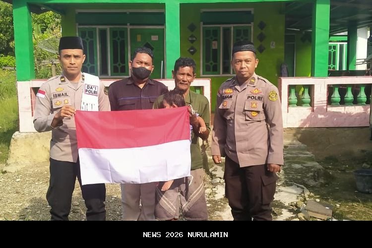 Satgas Madago Raya Pimpin Upacara Bendera dan Bagikan Alat Tulis di SDN 2 Tangkura Poso