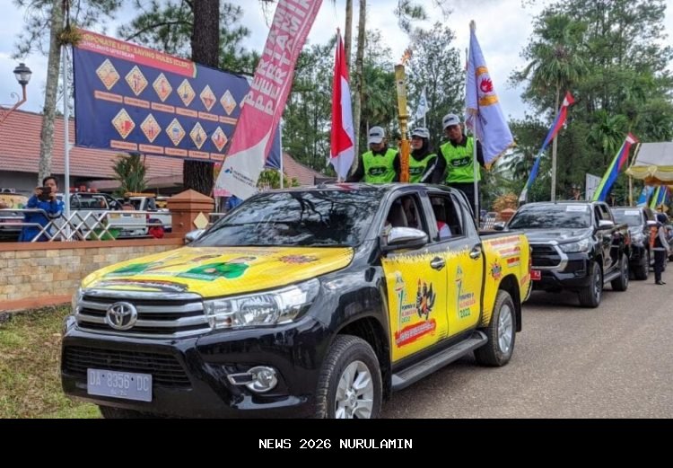 Pembukaan Kirab Obor Porprov XII Kalsel dari HSS, Suriani Serahkan Api ke Muhammad Zazuli
