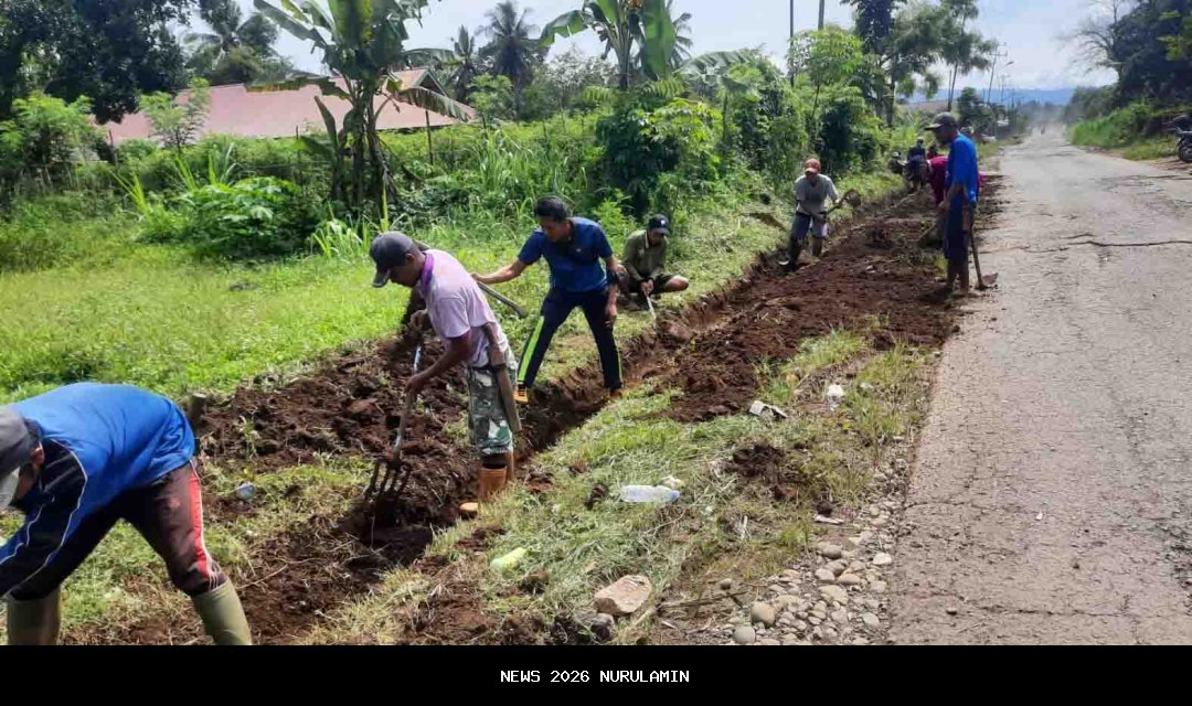 Gotong Royong Warga Nunggal Jaya, Camat Syafrudin: Aksi Jumat Bersih Jadi Tradisi!