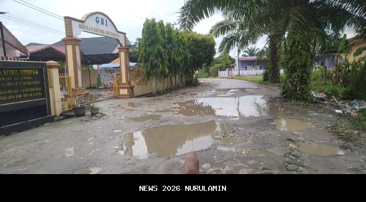 Warga Bantu Bawa Jenazah Melewati Jalan Rusak, Pemkab Asahan Akui Kewenangan