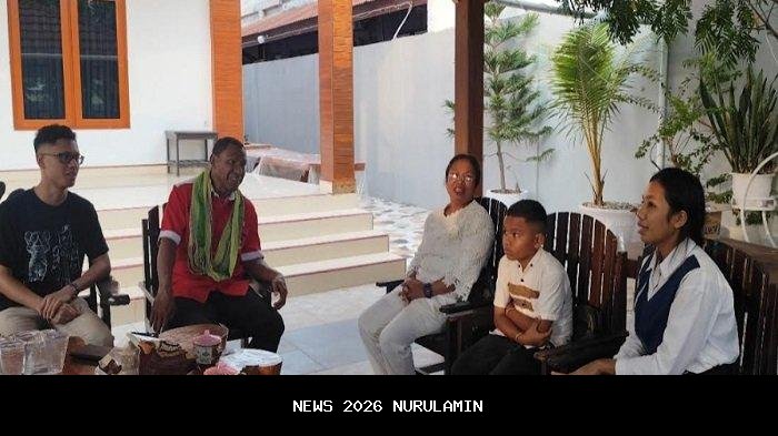 Johni Asadoma Bahagia Bertemu Anak SLBN Pembina Kupang