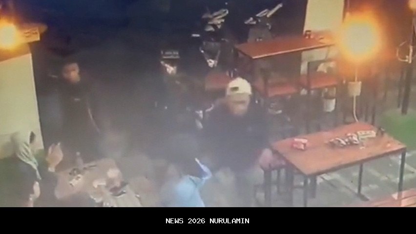 Ratusan Orang Berpakaian Hitam Serang Kafe, Pengunjung Panik