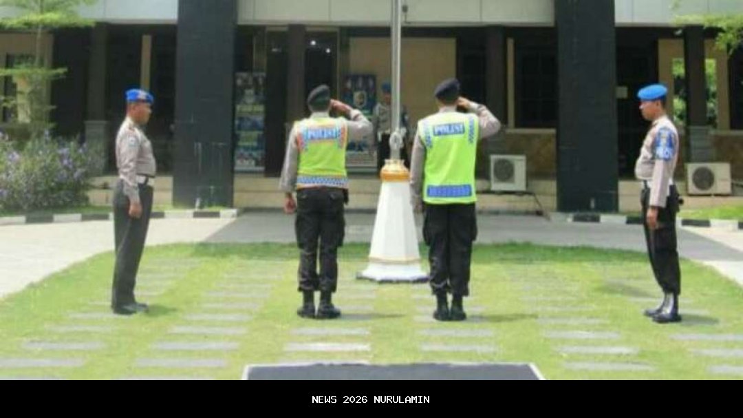 Dihukum Hormat, Eks Kapolsek Brangsong Dibuang Warga