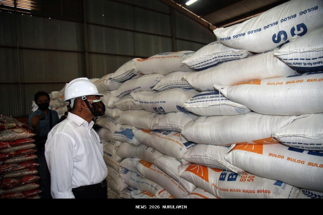 Bupati Deiyai Pastikan Bantuan Beras Bulog Sampai ke Masyarakat