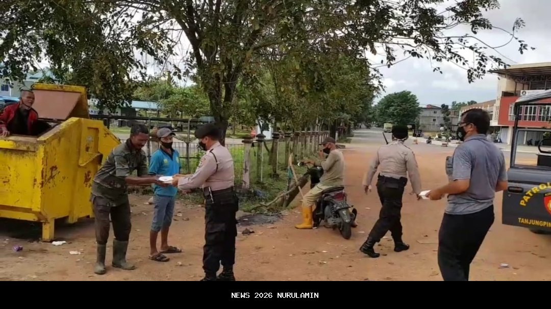 Wajah Humanis Propam Polres Tegal, Bagikan Nasi Bungkus untuk Warga Kurang Mampu