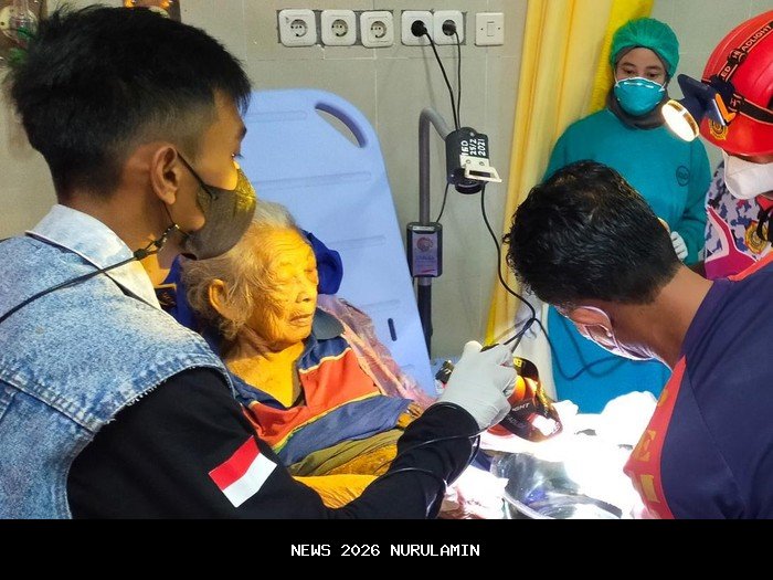 Nenek 70 Tahun Minta Bantuan Damkar Lepaskan Cincin di Jari