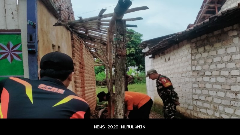 Rumah Warga Sampang Madura Roboh Akibat Angin Kencang, BPBD Imbau Warga Waspadai Cuaca Ekstrem