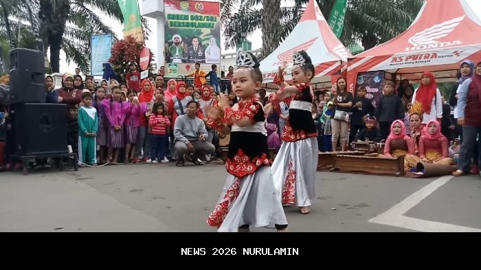 Bukan Razia, Polisi dan Pocong Joget Bersama di CFD Kuningan